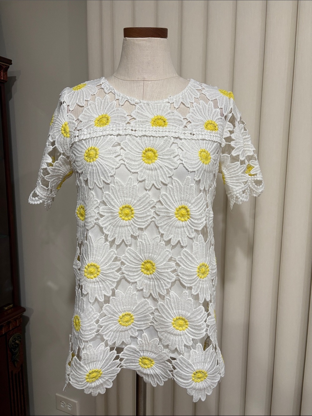 Rafaella Crochet daisy lace Top white yellow short sleeve textured scolloped S